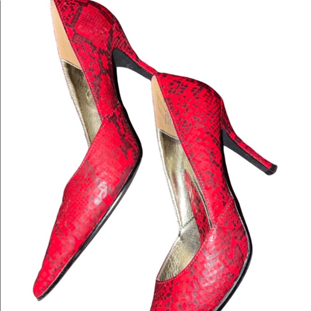 Red snakeskin point heel pump